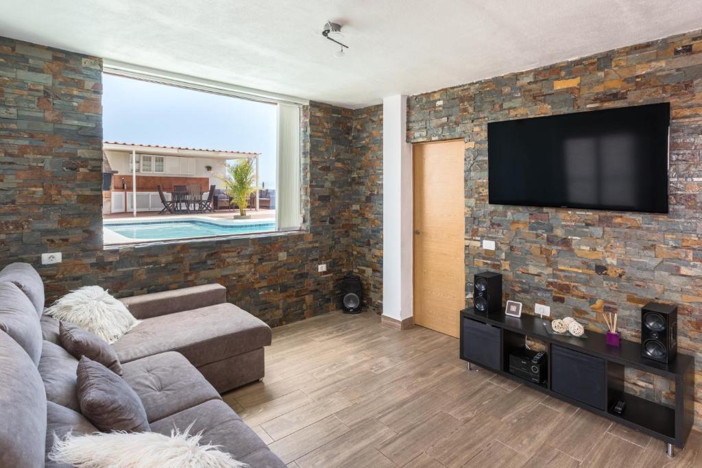 TV a/nebo společenská místnost v ubytování JVG VILLAS - Villa Joval