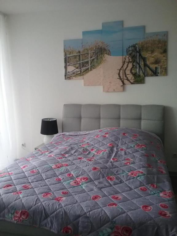 Un dormitorio con una cama con una colcha encima en Home from Home, en Wiebelskirchen