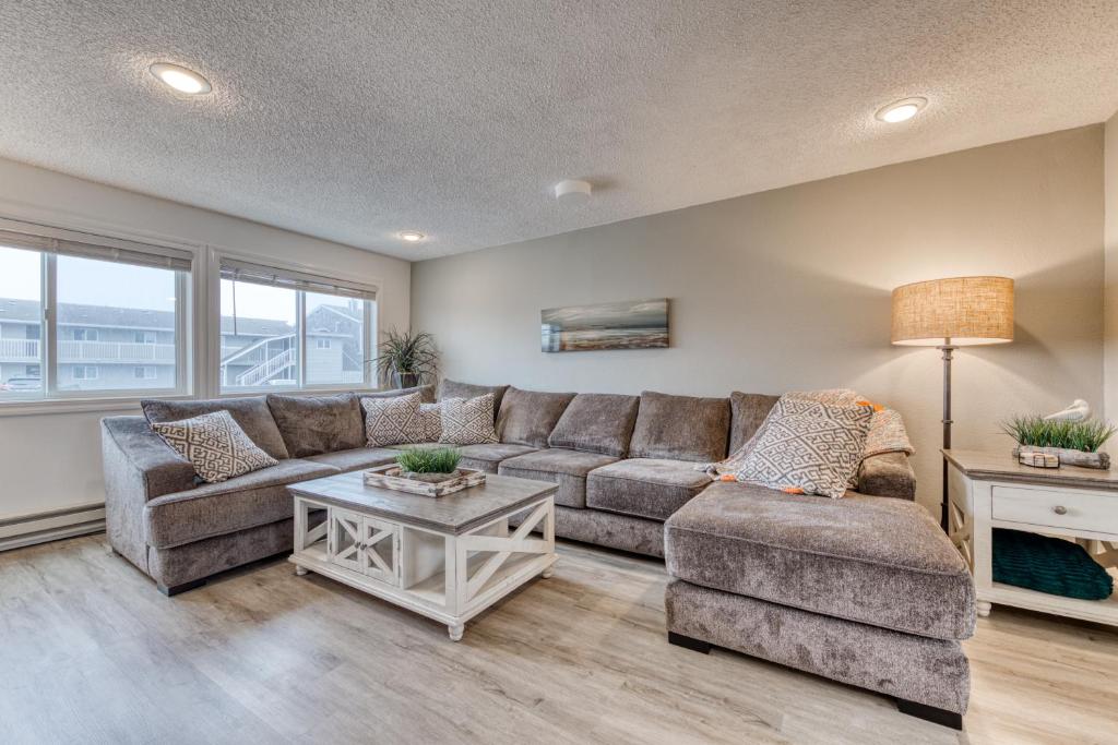 una sala de estar con un sofá y una mesa en Grand Pacific, en Rockaway Beach