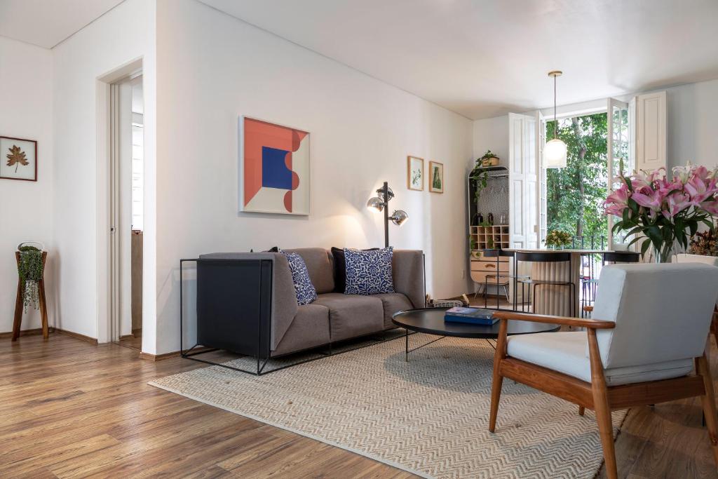 een woonkamer met een bank en een tafel bij Azul Cordoba By The Local Way in Mexico-Stad