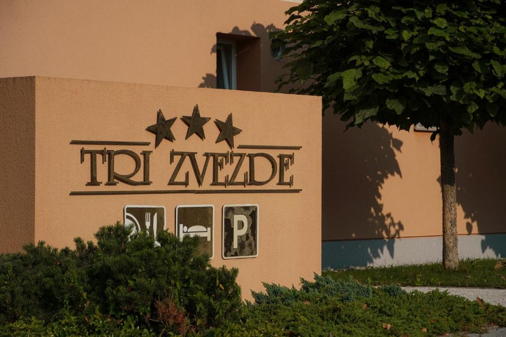 Certifikát, hodnocení, plakát nebo jiný dokument vystavený v ubytování Guest House Tri Zvezde