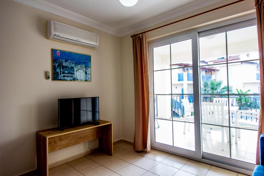 TV a/nebo společenská místnost v ubytování Tayfun Apart Hotel