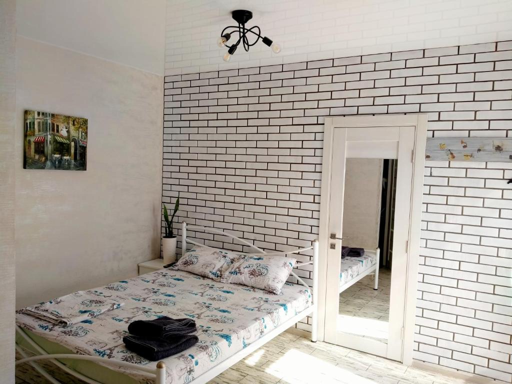 Un pat sau paturi într-o cameră la Апартаменти двохкімнатні в клубном будинку Villa Irina