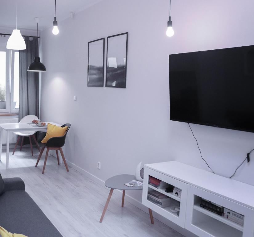 Telewizja i/lub zestaw kina domowego w obiekcie Apartamenty Długa 6