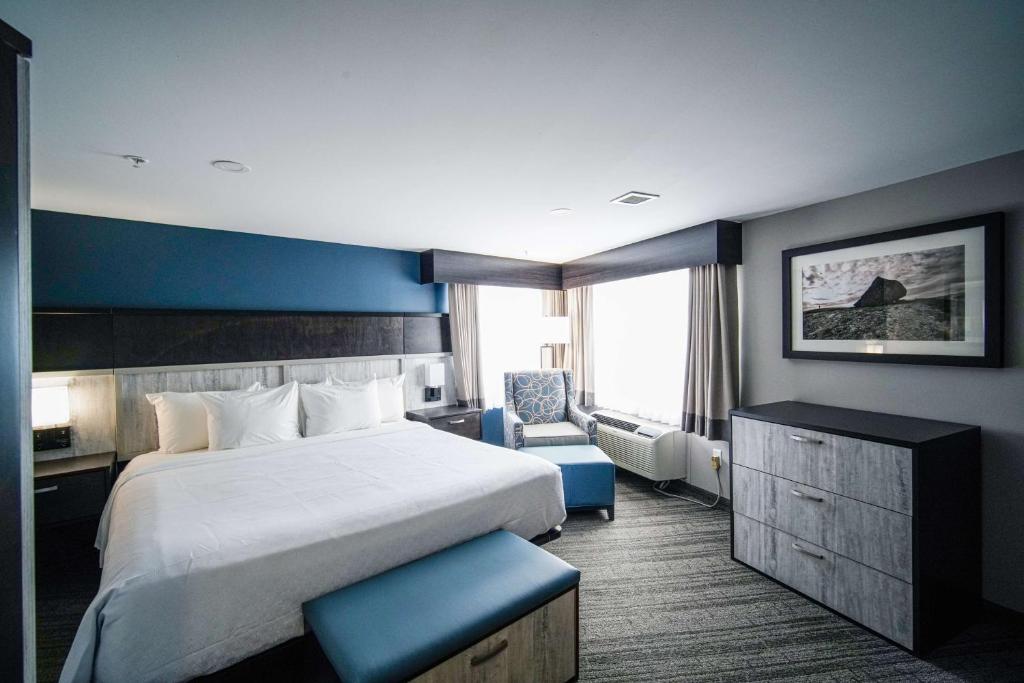 
King Suite with Lake View
