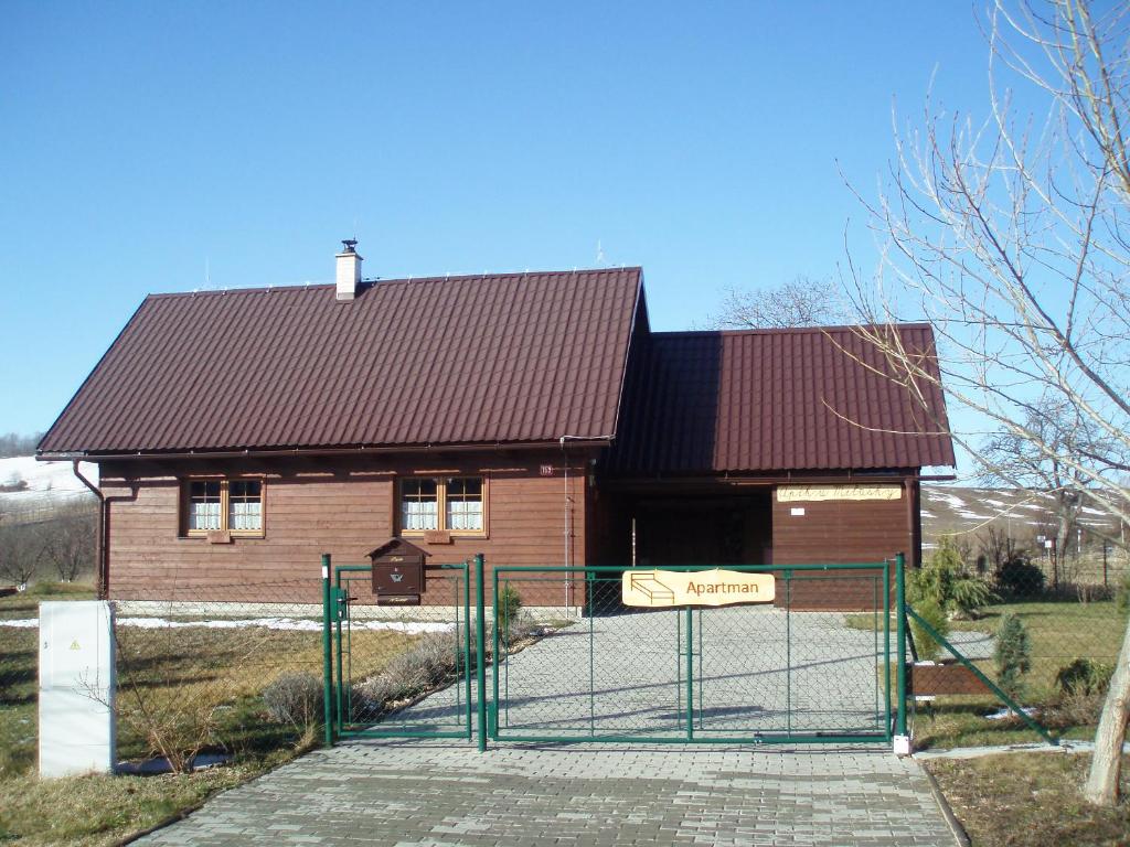 ein kleines Haus mit einem Tor davor in der Unterkunft Apík u Milušky in Mikulovice
