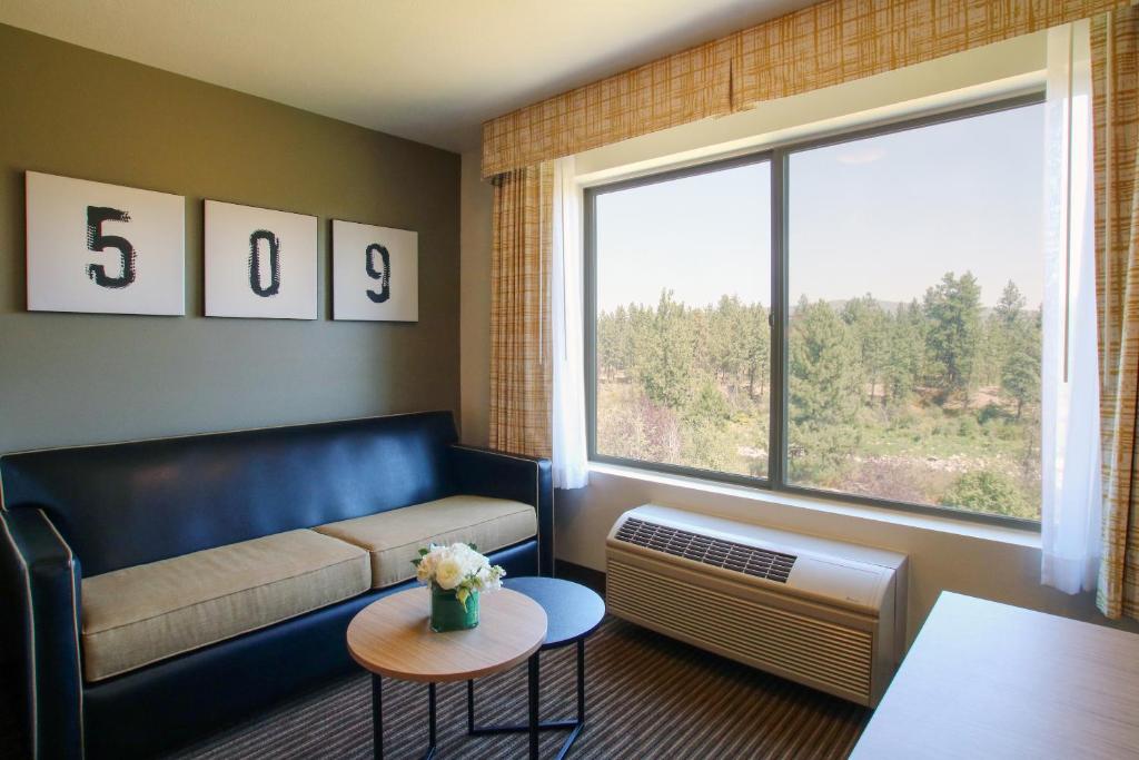 Oxford Suites Spokane Valley - River Side 2 Queen Suite