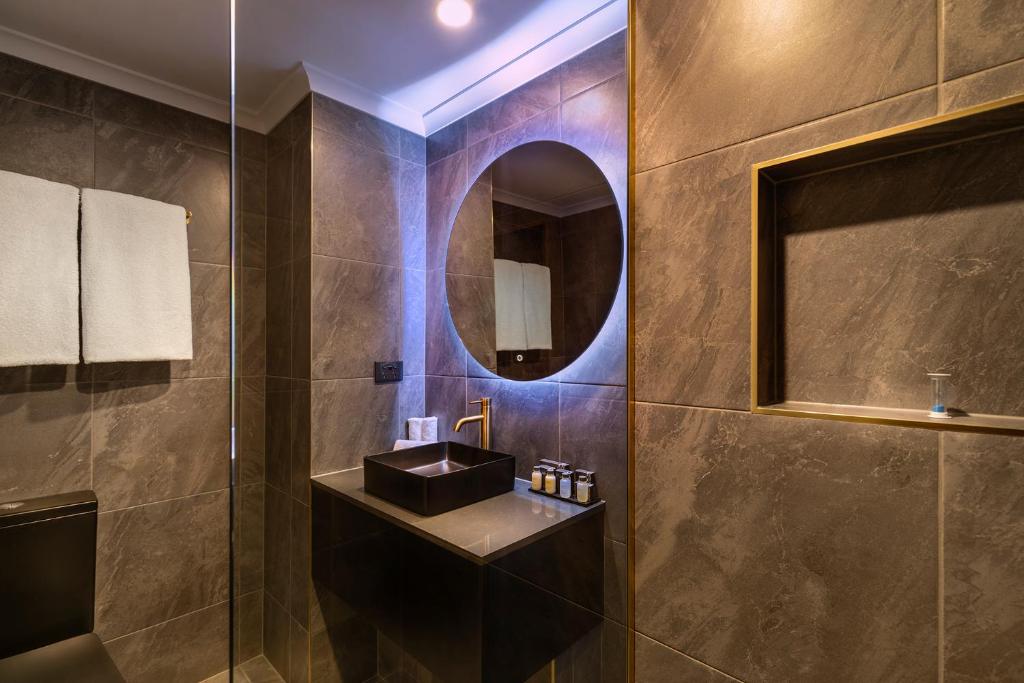 Batman's Hill on Collins - Resim 10