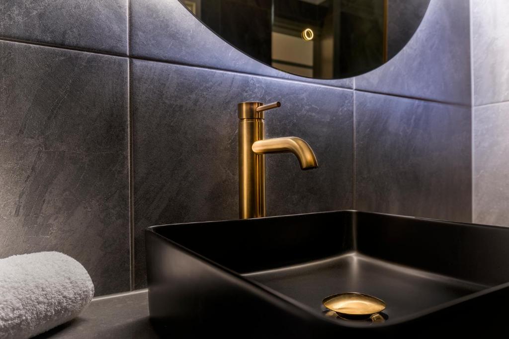 Batman's Hill on Collins - Resim 16