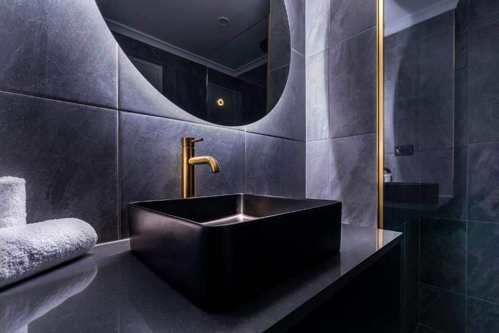 Batman's Hill on Collins - Resim 15