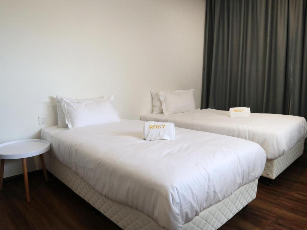 Postel nebo postele na pokoji v ubytování Roxy Sematan Villa & Townhouse