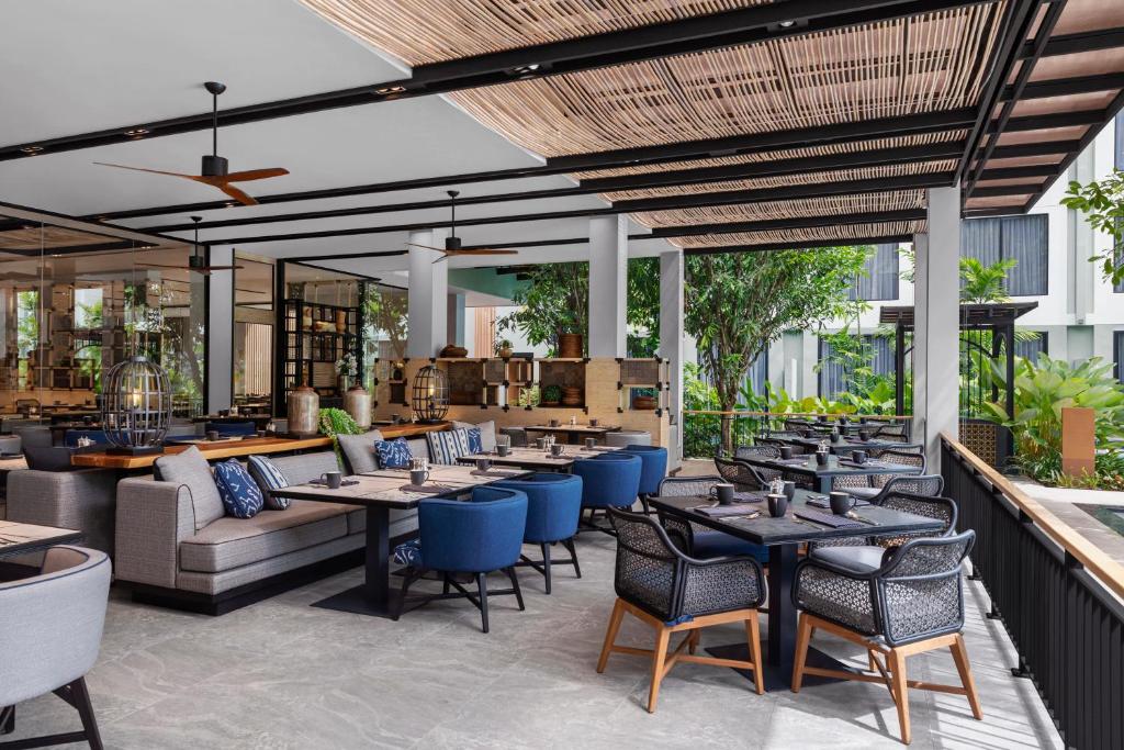 Ein Sitzbereich in der Unterkunft Four Points by Sheraton Phuket Patong Beach Resort