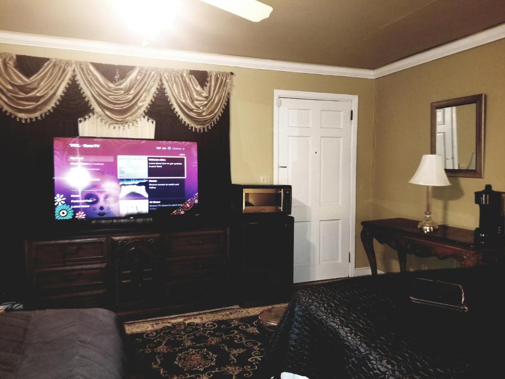 ein Wohnzimmer mit einem Flachbild-TV in einem Zimmer in der Unterkunft ONE OF THE BEST BARGAINS IN TOWN 50.00 A DAY in Montgomery