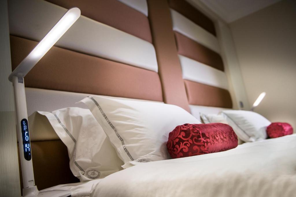 Postel nebo postele na pokoji v ubytování Swan River Hotel
