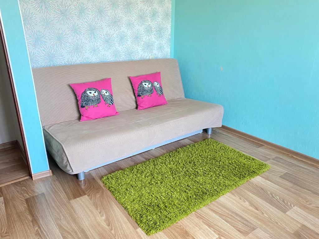 ウファにあるApartment Karla Marksa 40のピンクの枕2つ(1室につきソファー)