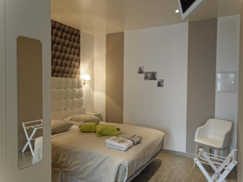 ヴェルダン・シュル・ムーズにあるLes Victoriennesのベッドルーム1室(ベッド1台、白い椅子付)