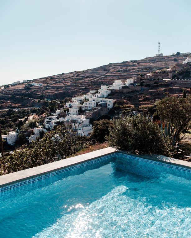 Bazén v ubytování Aeolis Tinos Suites nebo v jeho okolí