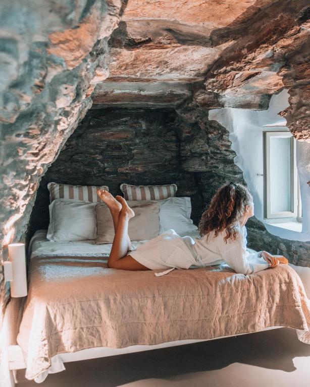 Postel nebo postele na pokoji v ubytování Aeolis Tinos Suites