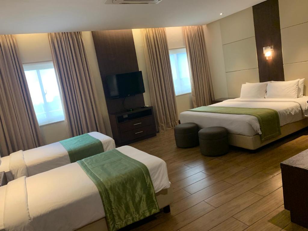 Postel nebo postele na pokoji v ubytování Hotel Monticello Tagaytay