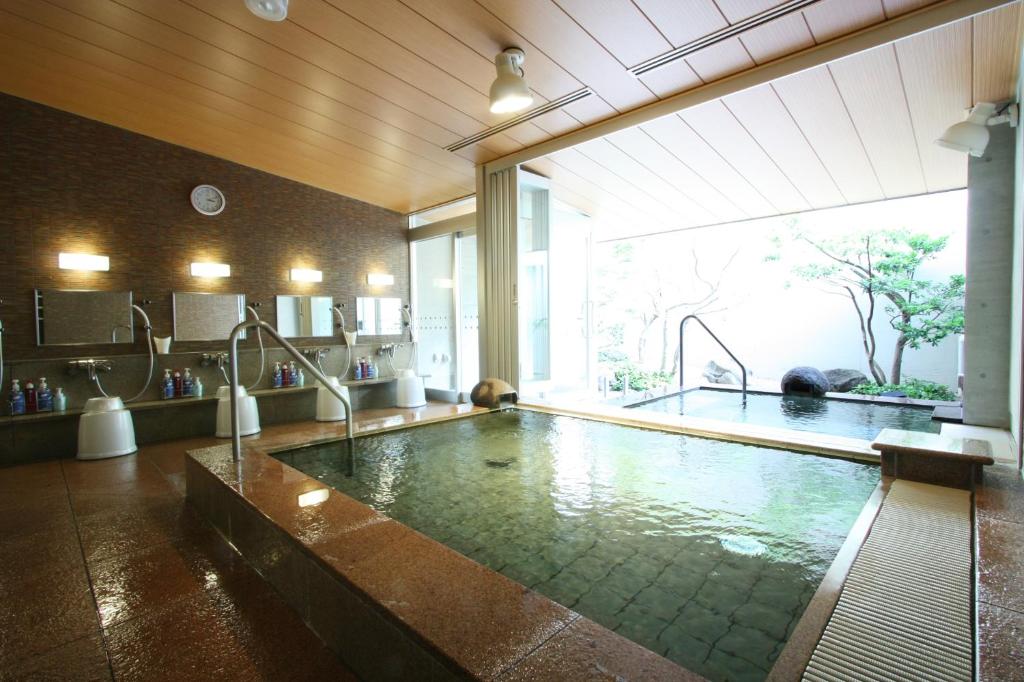 Bazén v ubytování Uozu Manten Hotel Ekimae nebo v jeho okolí