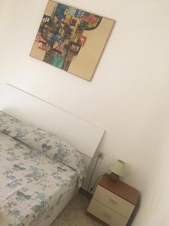 1 dormitorio con 1 cama y una foto en la pared en Antica Sartoria, en Palermo