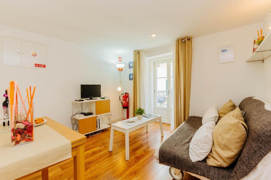 - un salon avec un canapé et une table dans l'établissement Rent4Rest Bairro Alto Charming 1Bd Apartment, à Lisbonne