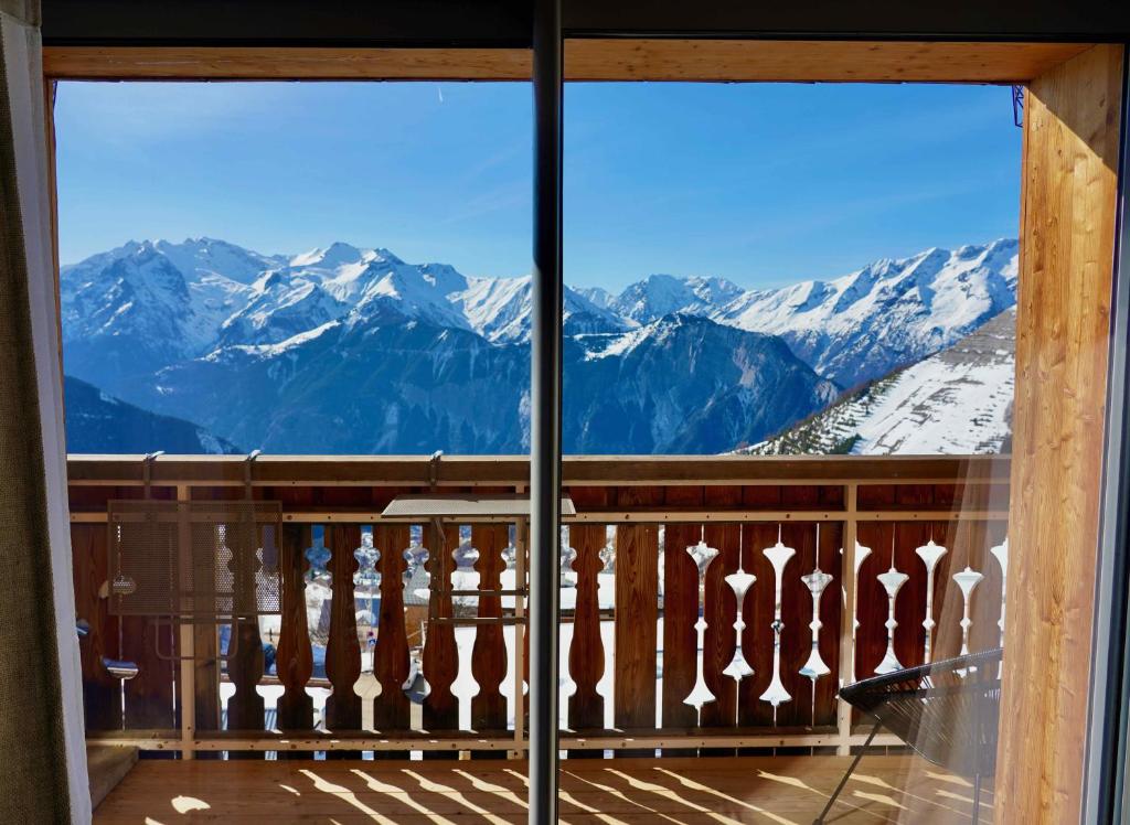 Vous bénéficierez d'une vue sur les montagnes enneigées depuis le balcon. dans l'établissement SUPERBE DUPLEX 4* DERNIER ETAGE 7pers. / 67m2, à Huez