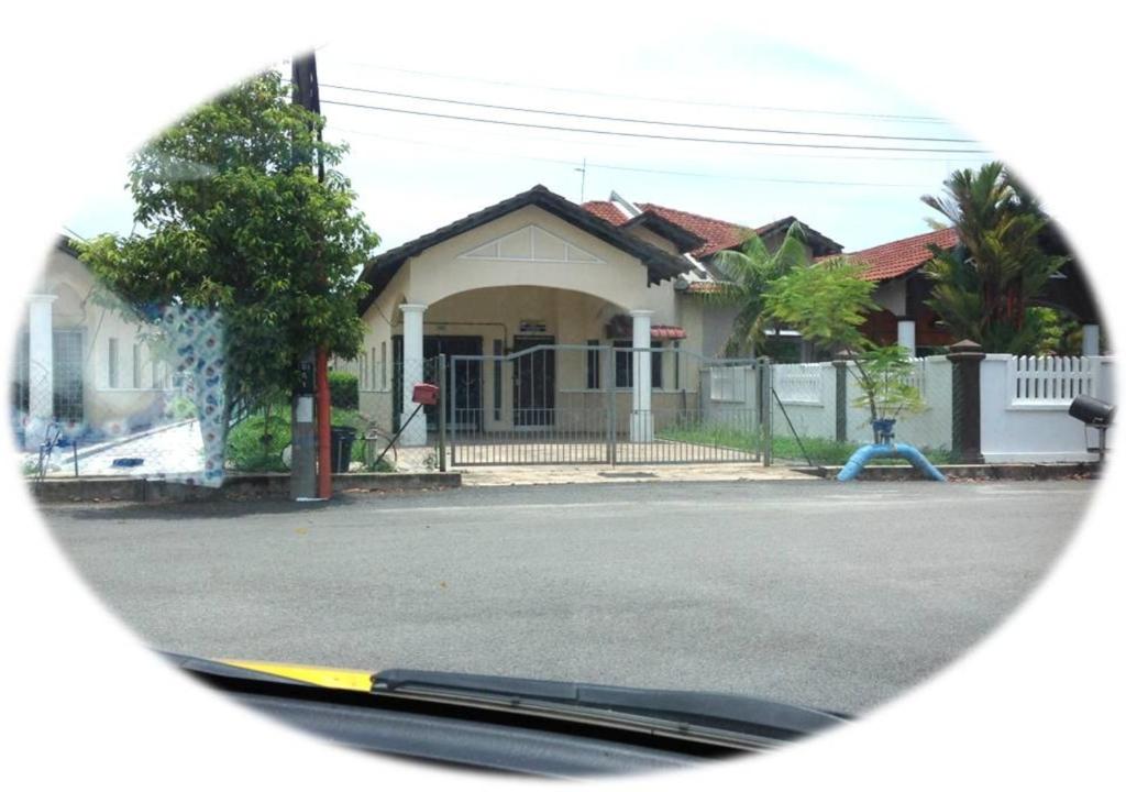 - une vue sur une maison depuis une fenêtre de voiture dans l'établissement Addeen homestay, à Kampong Kemaman