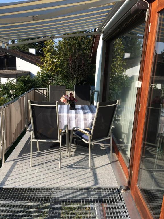 una mesa y sillas en un patio en Super XXL Ferienwohnung 73 qm, mit Balkon, en Cadolzburg