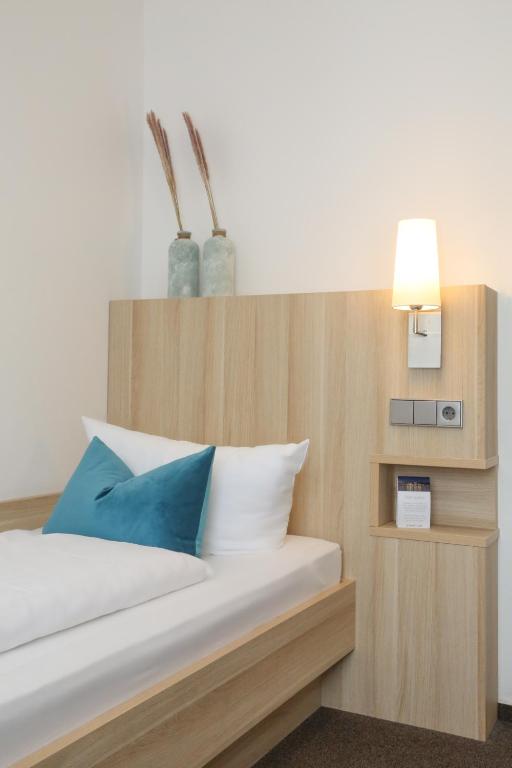 Postel nebo postele na pokoji v ubytování Hotel am Wasserfall
