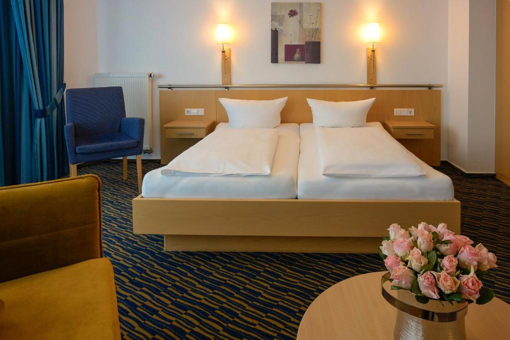 Postel nebo postele na pokoji v ubytování Hotel am Wasserfall