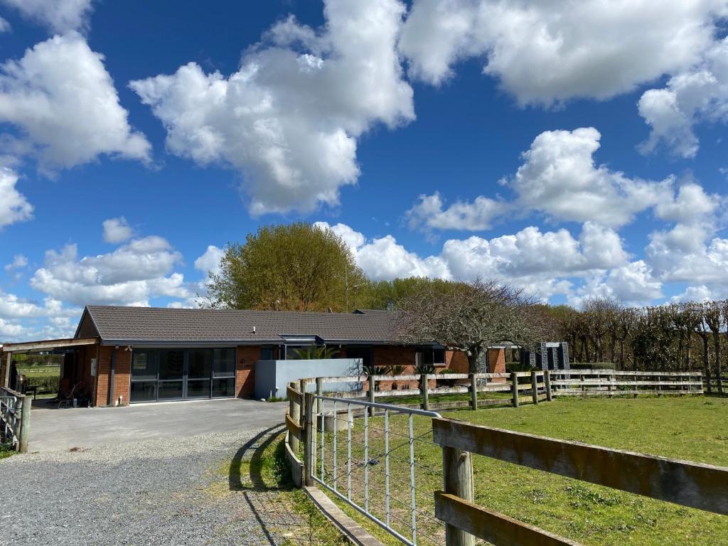 Unique Equestrian Lifestyle - Housity