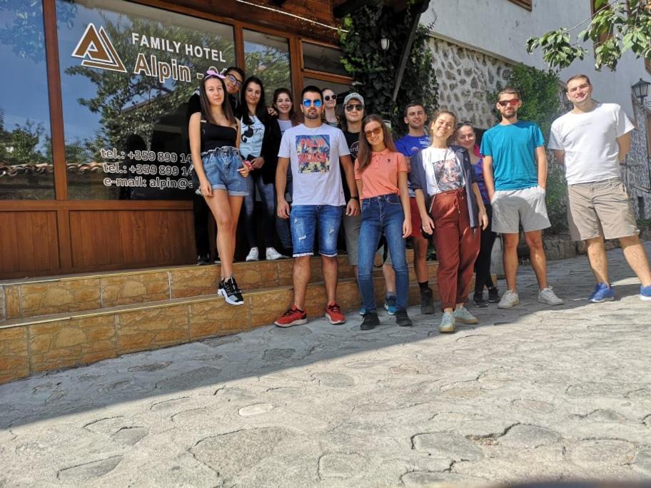 un grupo de personas de pie en frente de un edificio en Hotel Alpin - 91 Bansko, en Bansko