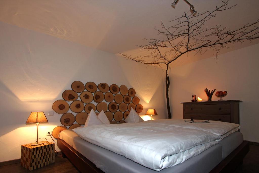 Hotel Restaurant Lindenhof في باد لاسفه: غرفة نوم مع سرير مع كومة من الخشب