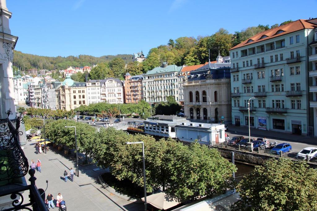 miasto z budynkami i pociągiem na moście w obiekcie Apartman Sylva na Staré Louce 42 w Karlowych Warach