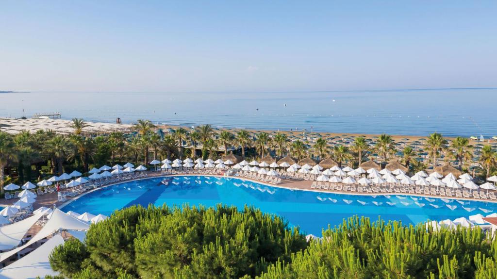 una vista aérea de un complejo con piscina y playa en Paloma Oceana, en Side