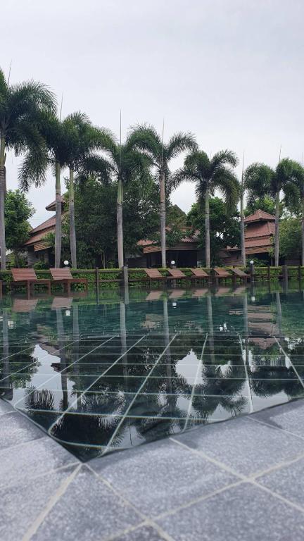 Bazén v ubytování Ruenpruksa Resort nebo v jeho okolí