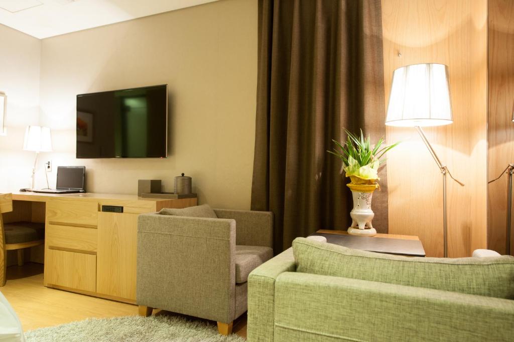 TV a/nebo společenská místnost v ubytování Rian Hotel