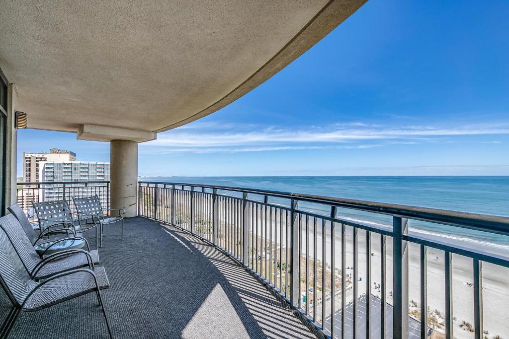 uma varanda com cadeiras e vista para o oceano em South Wind Penthouse 1 em Myrtle Beach
