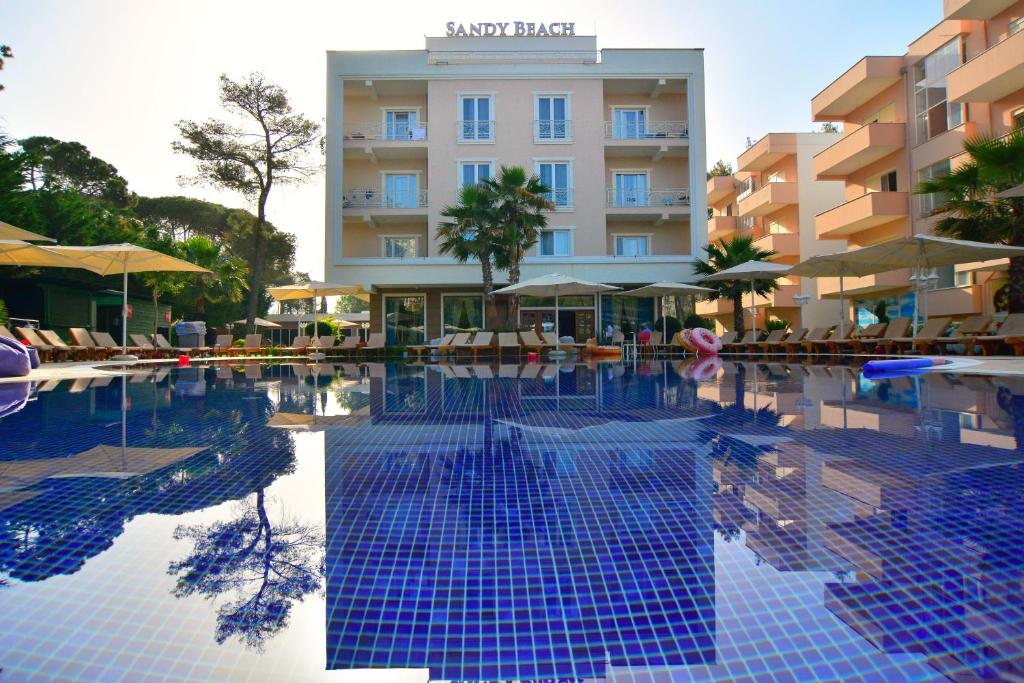 uma piscina em frente a um hotel em Sandy Beach Resort em Golem