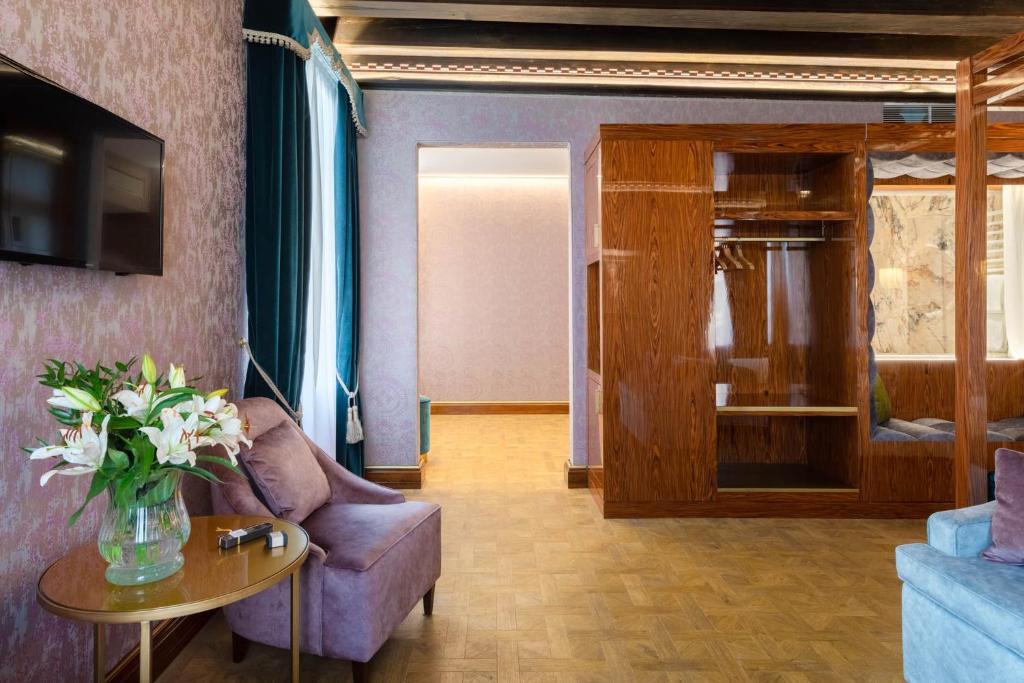 TV a/nebo společenská místnost v ubytování Hotel Donà Palace