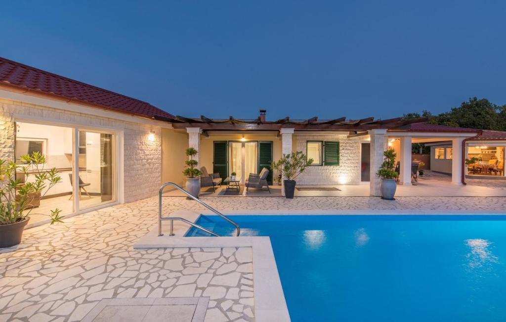 Bazén v ubytování Holiday House Jurici nebo v jeho okolí