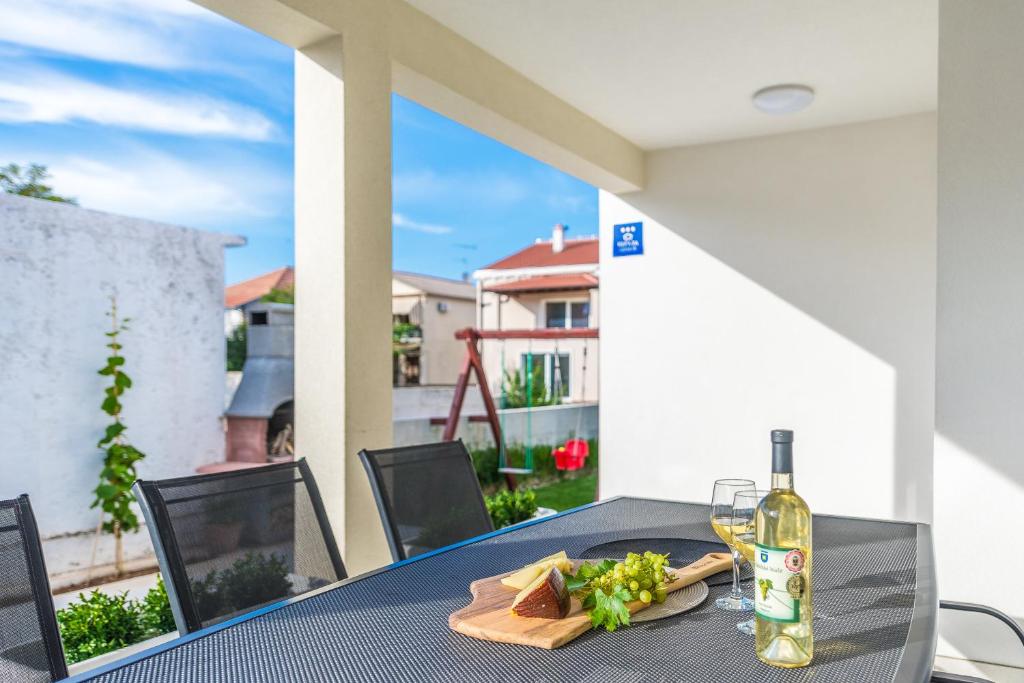 Nápoje v ubytovaní Holiday Home Bajlo apartment with three bedrooms