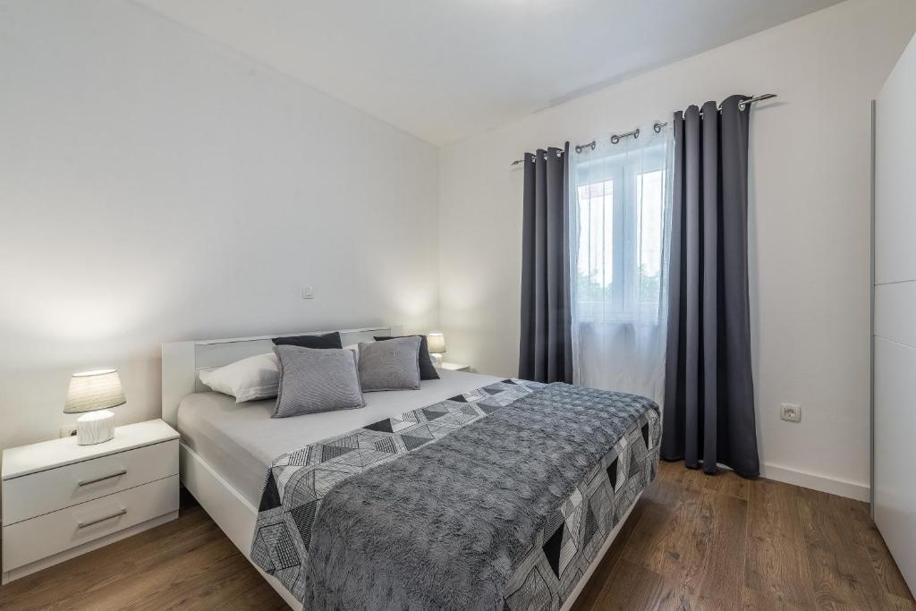 Posteľ alebo postele v izbe v ubytovaní Holiday Home Bajlo apartment with three bedrooms