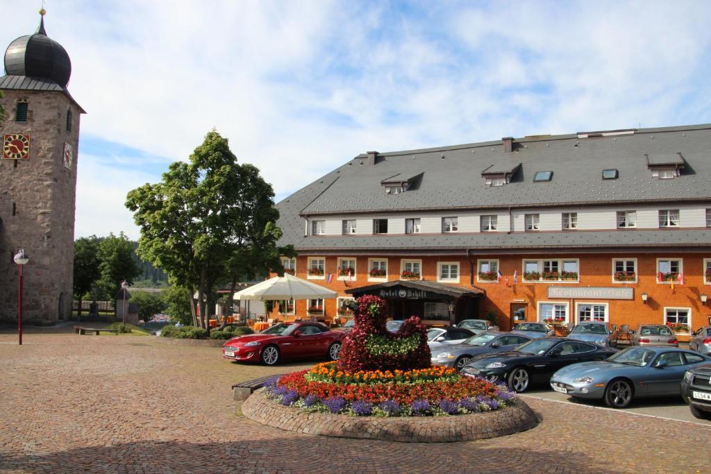 una fuente de flores en un estacionamiento frente a un edificio en Hotel Schiff am Schluchsee, en Schluchsee