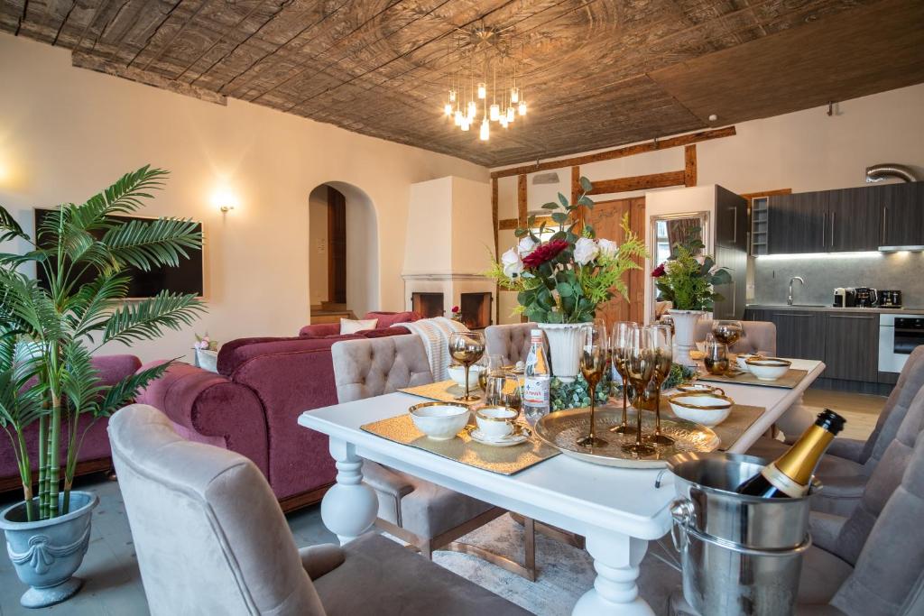 Posezení v ubytování Rataskaevu Boutique - 7 Unique Apartments
