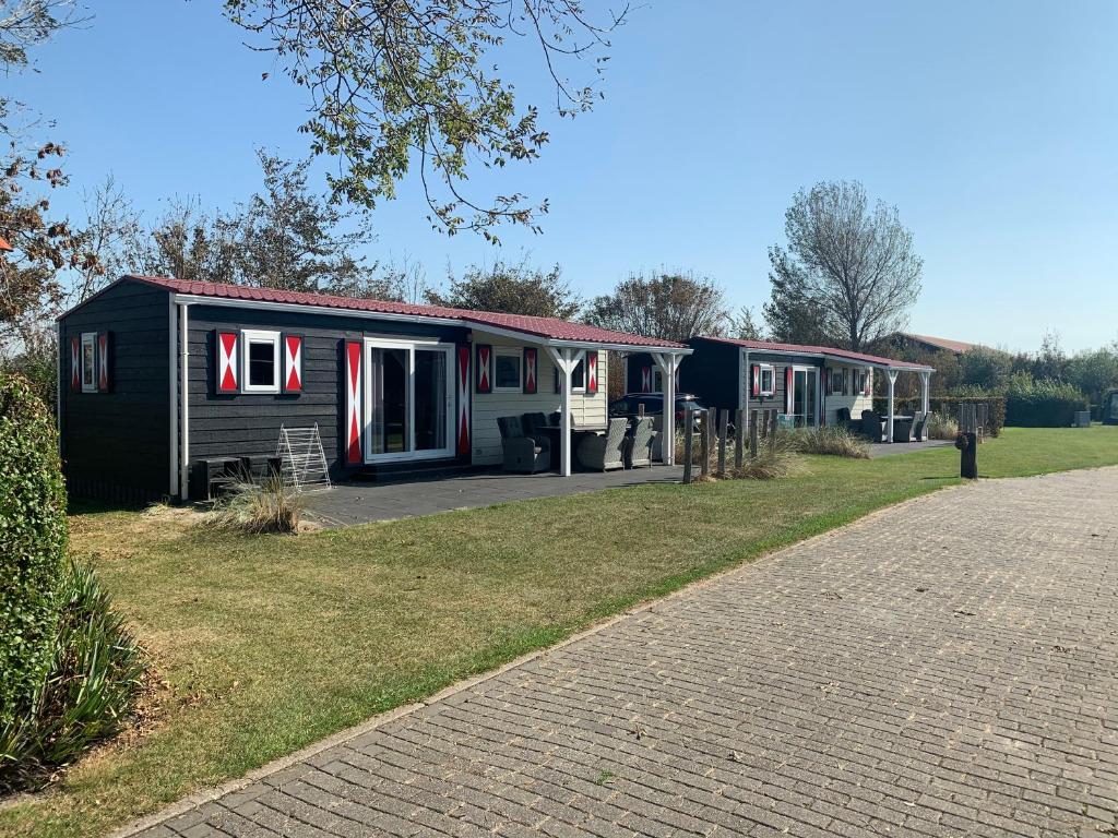 una fila di case mobili in un parco di Luxe Chalet dichtbij Zoutelande a Biggekerke