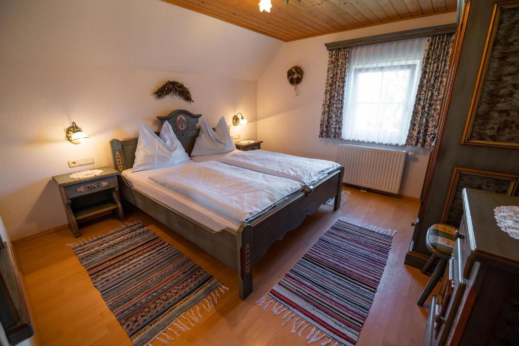 Postel nebo postele na pokoji v ubytování Bio-Landhaus Kesslerhof
