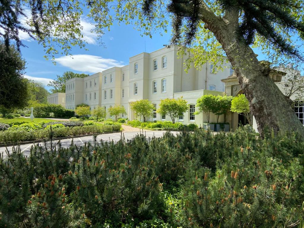 un edificio con un jardín delante de él en Sopwell House Hotel, en Saint Albans