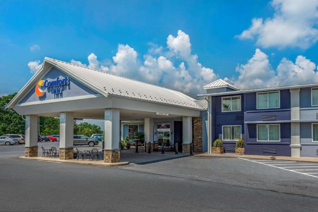 a front view of a hotel at Comfort Inn Lancaster County North in Denver